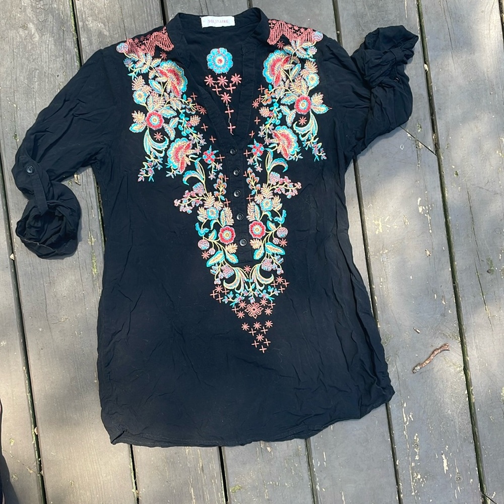 Solitaire Brand embroidered top